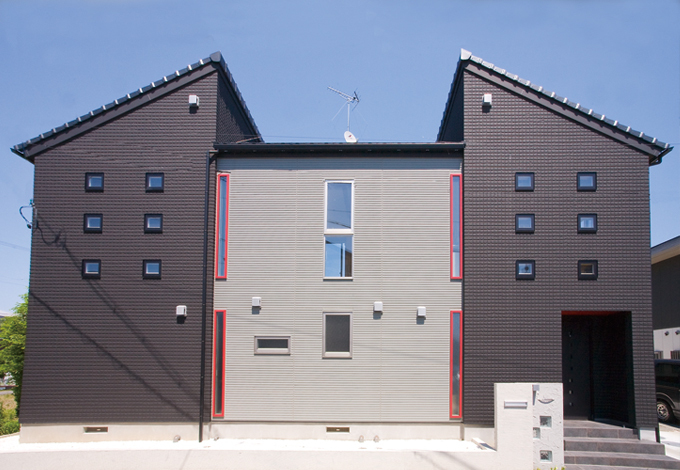 シンメトリーのフォルムが印象的。サッシの赤はご主人のこだわり