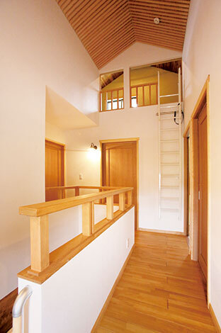 2階は主寝室、子ども部屋、ご主人の書斎を設置。