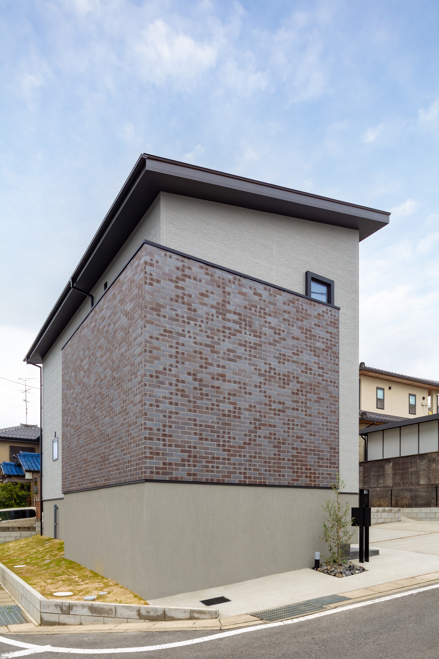 ムニカデザイン（まほろばホーム）｜素焼きタイルの外壁が上品さを醸し出すモダンな外観に仕上げました