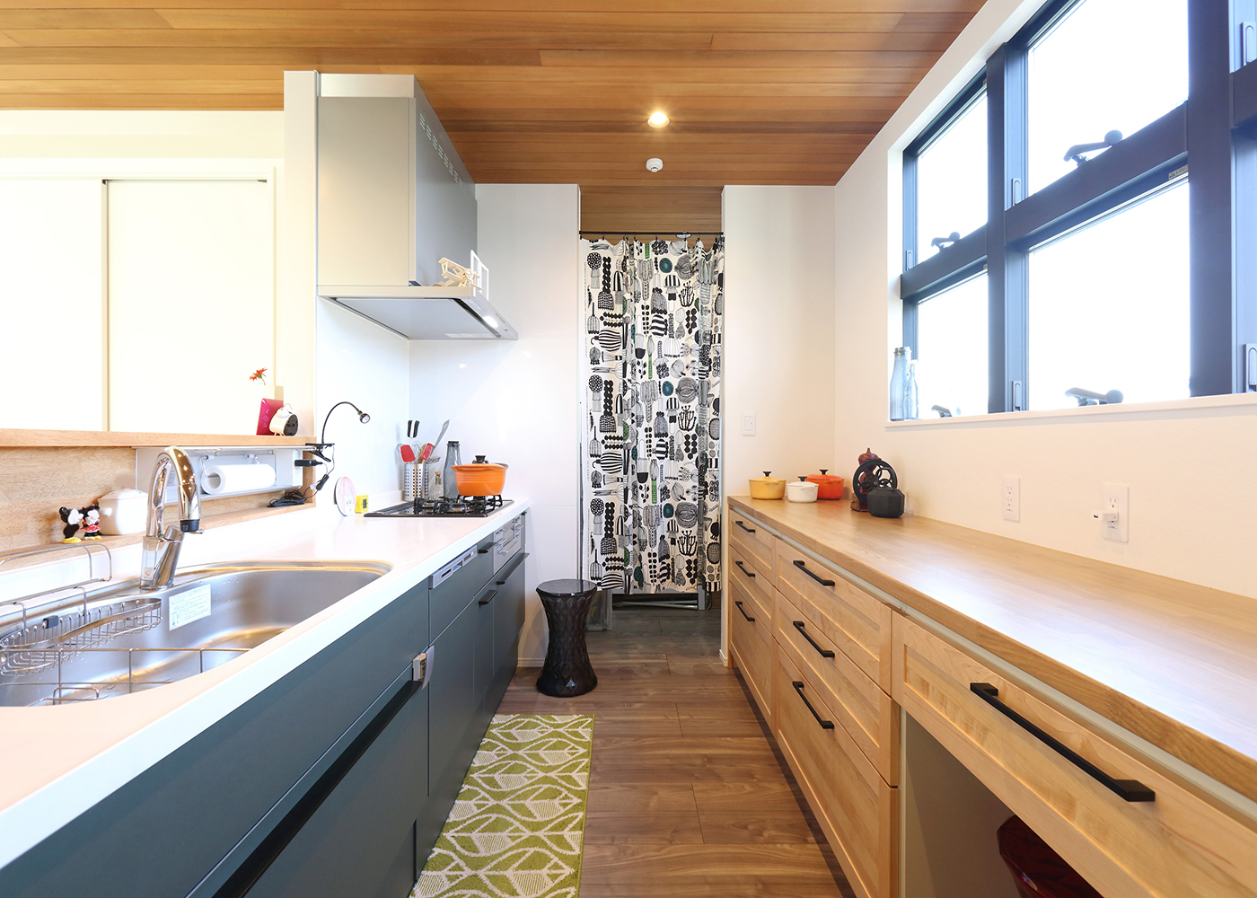 丸昇彦坂建設【デザイン住宅、趣味、インテリア】大容量の収納と広い作業台は主婦の憧れ。お子さんが家事のお手伝いをしてくれることができる