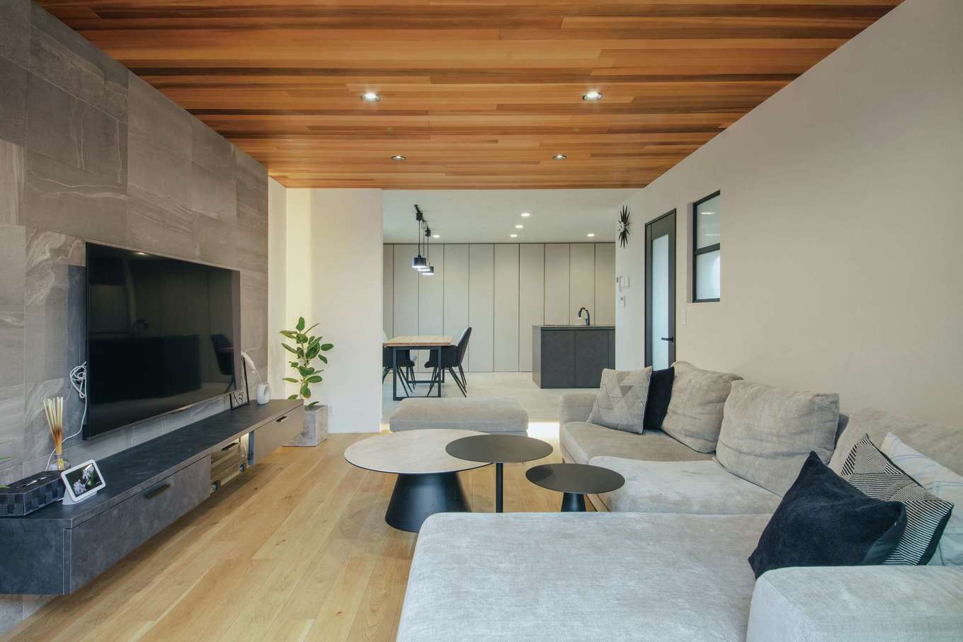 will建築工房【デザイン住宅、間取り、インテリア】木目が落ち着きを感じさせるLDK。モルタル風のアクセントウォールやレッドシダー張りの天井など、異素材を融合させ、シンプルな空間を表情ゆたかに彩っている