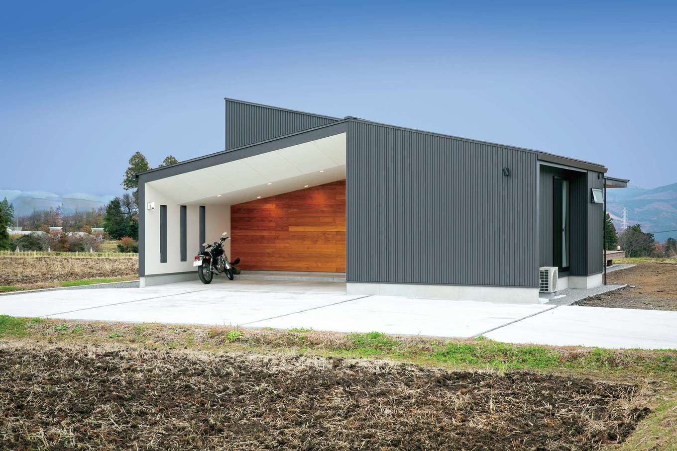 TENアーキテクツ 一級建築士事務所【デザイン住宅、建築家、平屋】玄関側から見た外観は、建築家住宅らしい独創的なプロポーション。ガレージ横に大容量の外収納を完備
