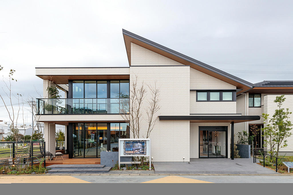 彫深さ12ミリの独自外壁を使用。kirari＋と5層コーティングで、美しさだけではない耐久性を実現