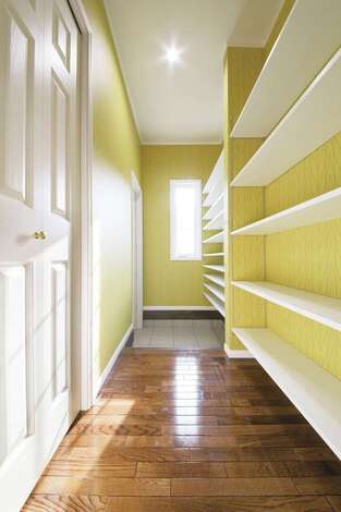 風水に基づいて黄色いクロスを採用した玄関収納