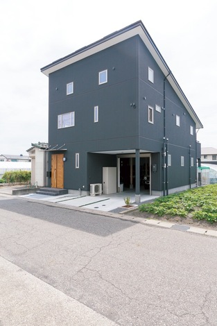 シンプルなフォルムと落ち着きある黒を希望。片流れの屋根には14kWもの太陽光パネルを搭載 している