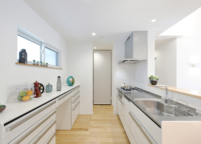 シンプルながら、作業のしやすい広々としたシステムキッチン