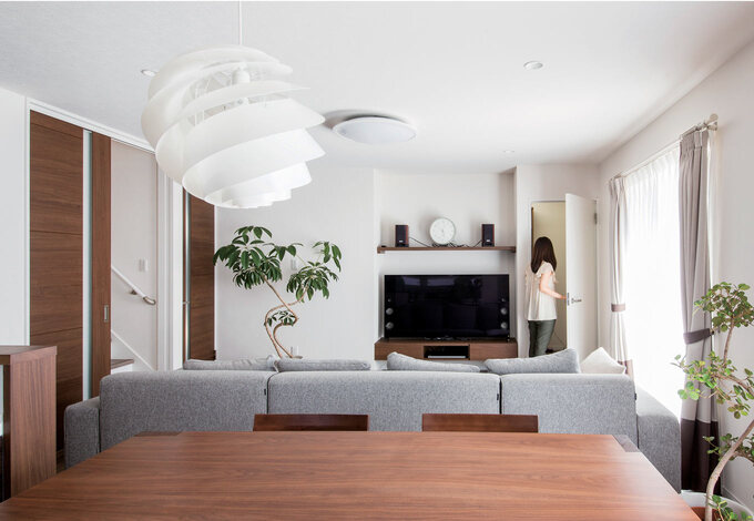 LDKのTV裏にウォークインできる収納部屋を設置