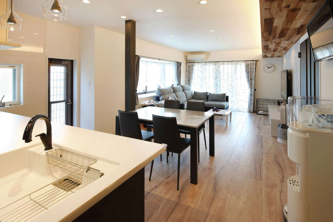 ハート住いる｜目線が遠くへ伸び、明るさと開放感が倍増したLDK。構造上どうしても外せなかった柱に木目調のクロスを巻いて、違和感が出ないようにした