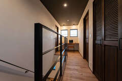 2階のホールに設けたワークスペース。家族が部屋にこもることがないよう、扉を付けず、気配がわかるようにした