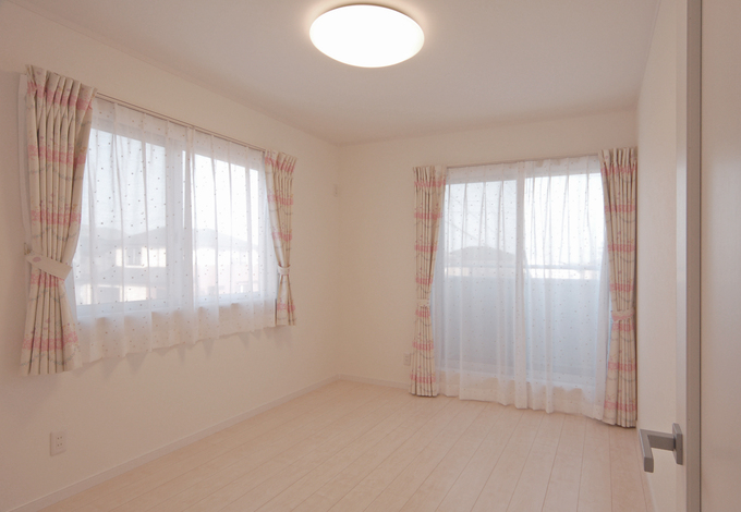 奥さまが選んだかわいらしいカーテンでコーディネイトされた部屋