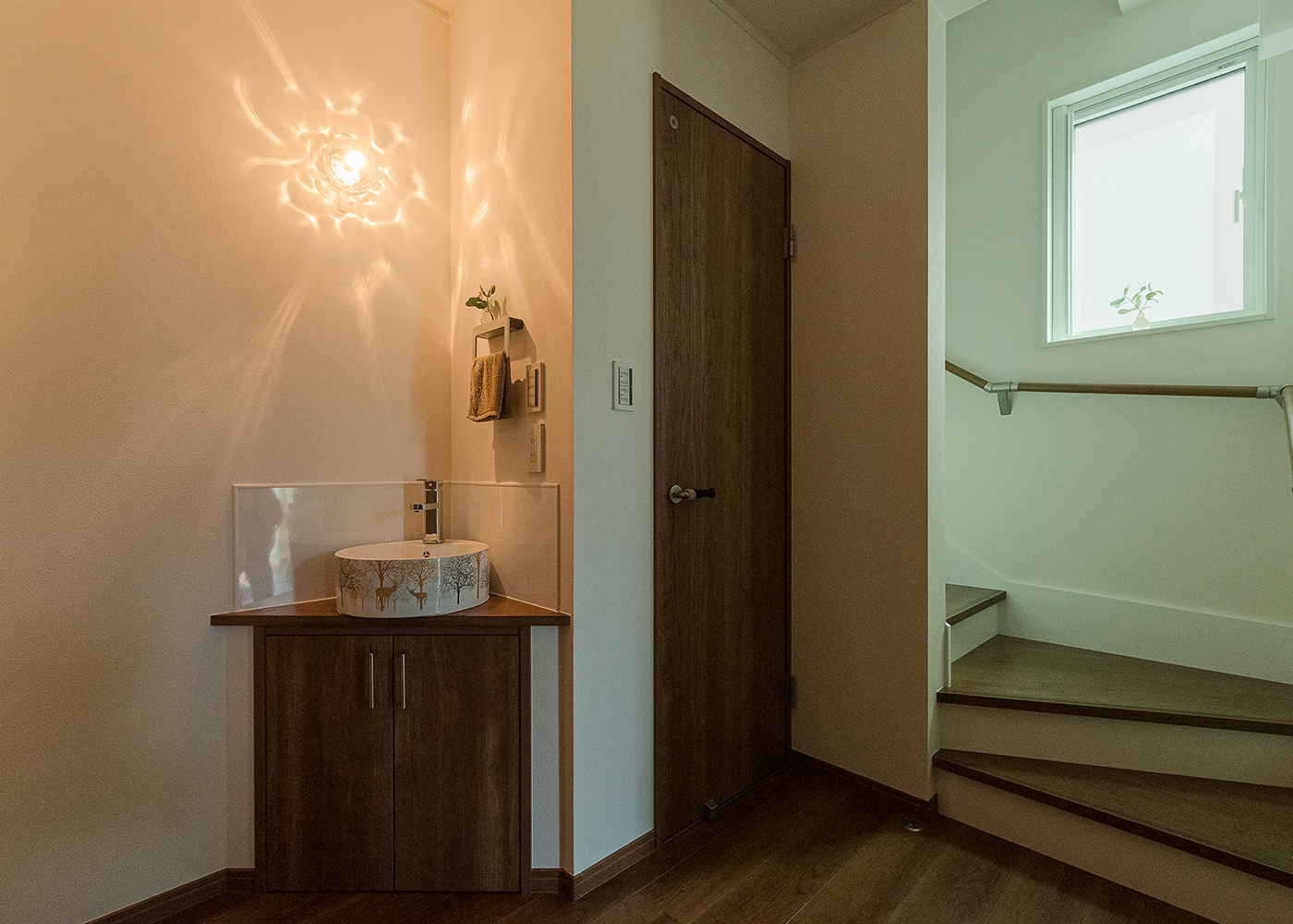 イシカワ【収納力、省エネ、ペット】玄関からすぐの場所に設けた手洗いコーナー。老後の暮らしに備えて、階段の幅と奥行きと傾斜にこだわり、安心して昇降できるように設計・施工を依頼した。訪れるゲストの誰もが気づいて感動してくれるそう