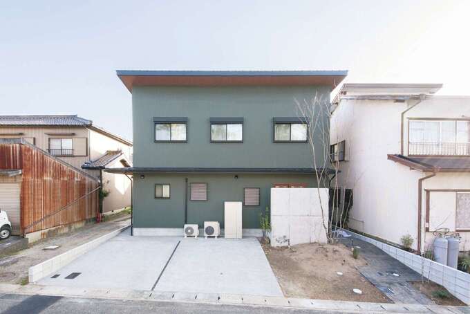 ガルバリウム鋼板の外壁に合わせ、外構は自分たちで手がけた