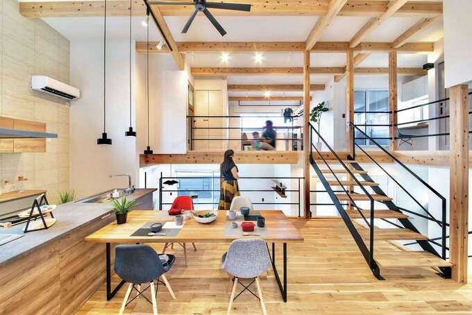 スキップフロアが絆をつなぐ二階建て・5層の「木箱house」｜住