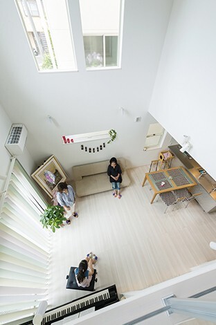 接合部に特殊な金具「ロケット金物」を用いることより、ダイナミックな空間構成が可能に。一般的な木造軸組工法の3倍以上の強度を実現する