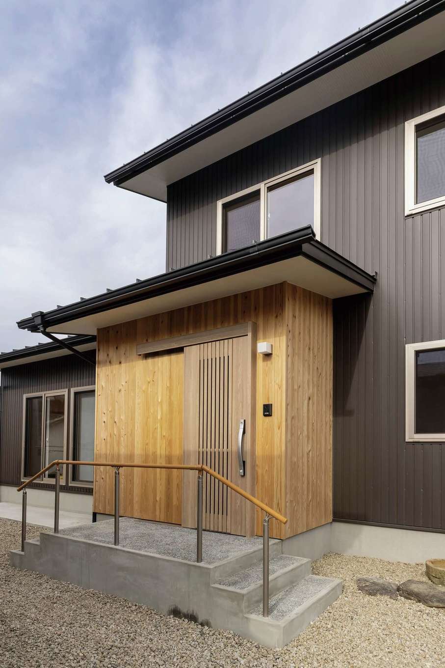 住まいるコーポレーション【収納力、自然素材、省エネ】築70年以上の母屋を壊して建てたALL天竜材のレジリエンス住宅。太陽光発電と蓄電池を搭載し、基礎も高くしたことで地震や水害による停電時も普段通りの暮らしができる
