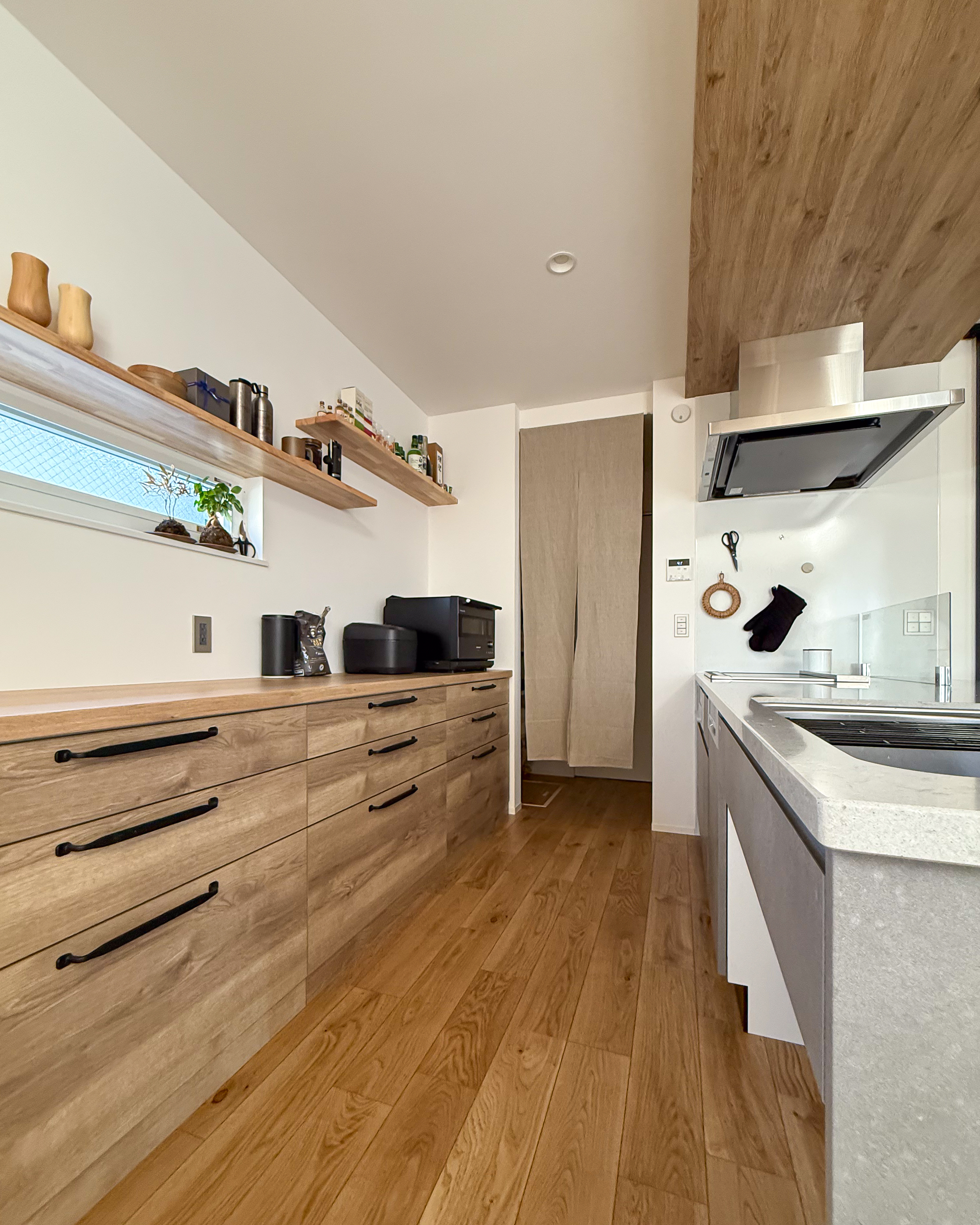 ロイヤルウッド｜木の温もりを感じるシンプルで機能的なキッチン。収納スペースが豊富で、調理が快適に行えるレイアウトになっている。