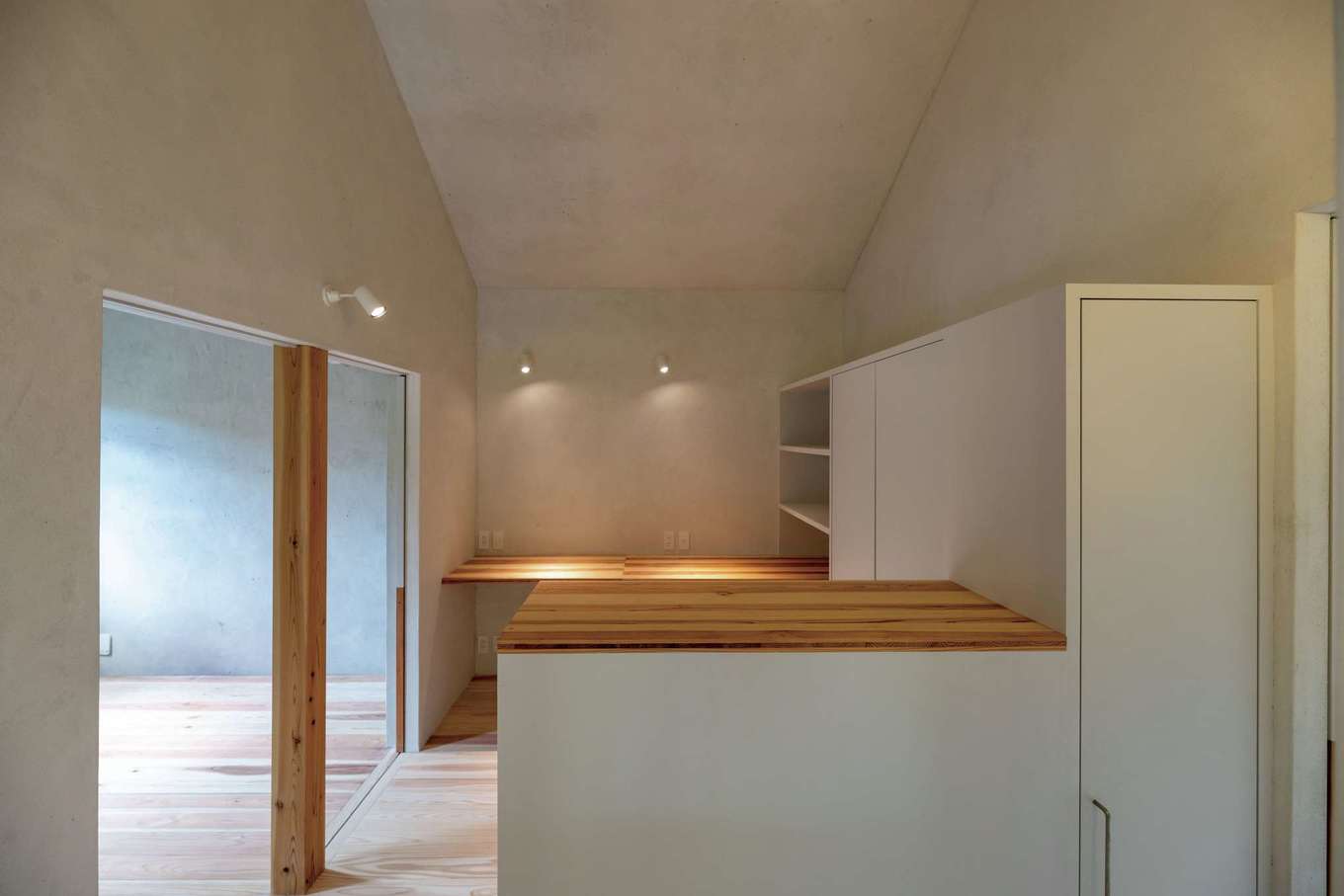 建杜 KENT（大栄工業）【デザイン住宅、二世帯住宅、建築家】2階のスタディスペースにはデスクカウンターと大型収納を用意。釣具やゴルフ用品など趣味の道具も収納できる