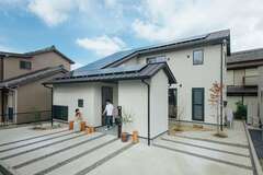 庭を愛でながら平屋のように暮らすコの字型の二階建て