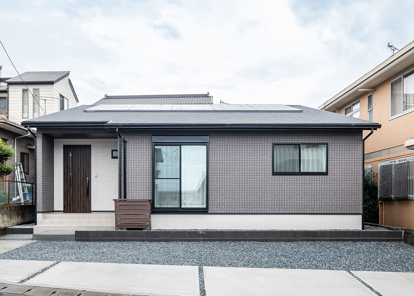 ＩＤＫ 住まいの発見館【1000万円台、収納力、平屋】約58坪の土地に建てた26坪の平屋。地震や火災に強く、省令準耐火で火災保険が安い2×4工法（枠組壁工法）を採用し、長く安心して住むことができる。初期費用0円の太陽光発電システムを搭載し、イニシャルコストもランニングコストも抑えられる