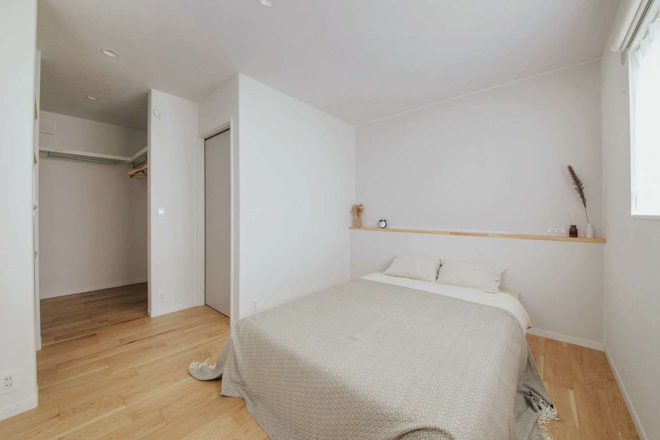 ほっと住まいる【自然素材、間取り、インテリア】ウォークインクローゼット付きの寝室