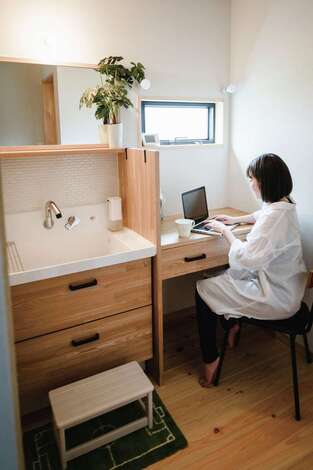 フジモクの家（富士木材）｜洗面台の隣に造作してもらった用途多彩なデスク。家事の合間に、ほっとひと息も