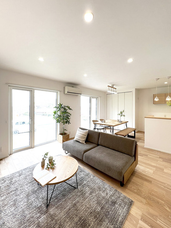 南面に大きな窓を配置した明るいリビング