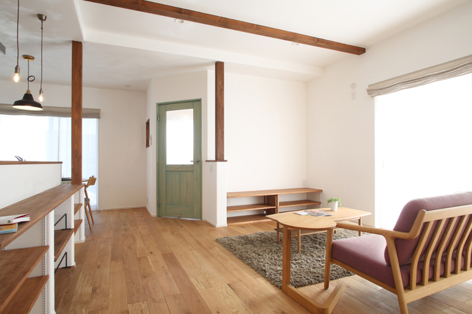 オークの無垢床と漆喰壁で仕上げたLDK