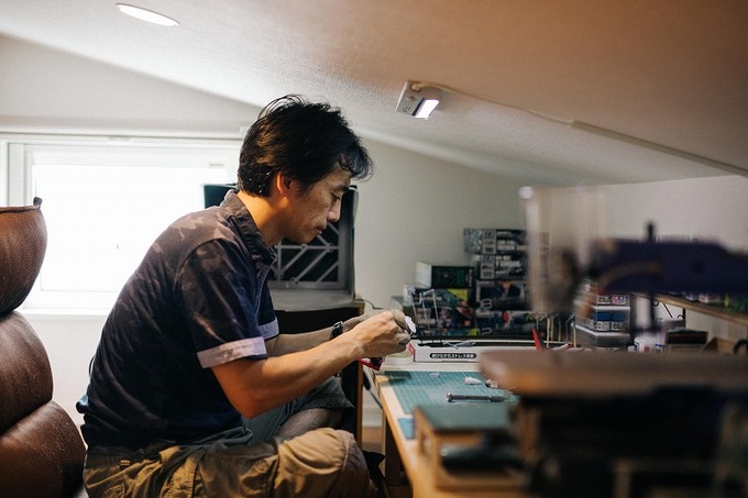 ロフトスペースは、ご主人の趣味であるプラモデル制作ができる空間。天井は低いが自然光を取り入れ閉鎖感をなくし、かつ趣味の作業に没頭できるプライベートな空間となった。