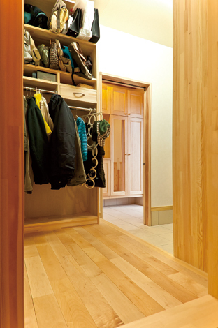 買い物の荷物は玄関からキッチンに直行できる造りに。使い勝 手の良さに大満足