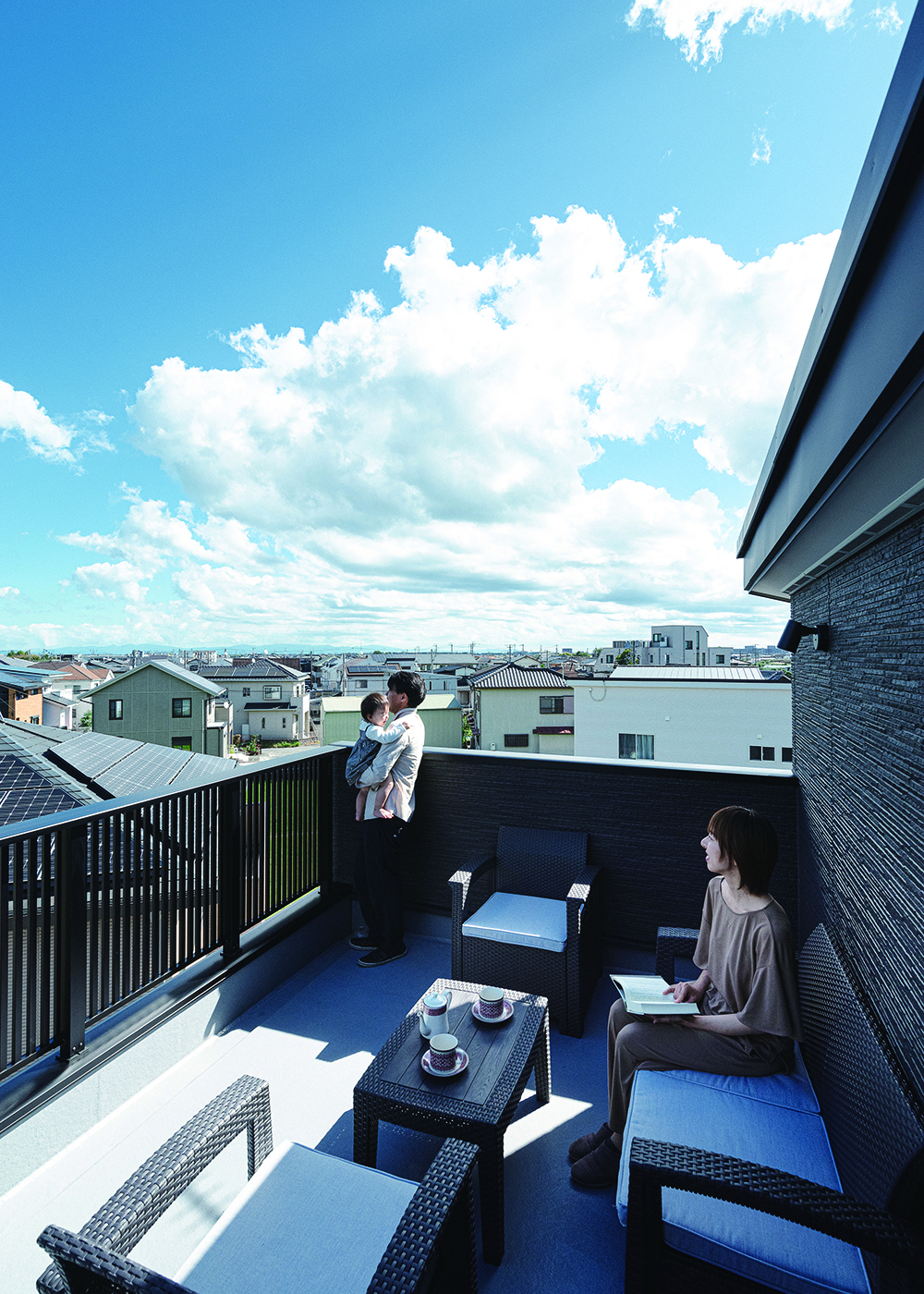 HAPPY HOUSE（山田工務店）【子育て、間取り、屋上バルコニー】屋上庭園は3階に当たるため、視線を遮るものがなく、プライバシーも守られる。水道を完備し、屋外用リビングセットも設置。ランチ、読書からプールやBBQまで幅広い用途に活躍している。「花火大会のときは、同僚から場所の予約が入りました」と笑顔のご主人