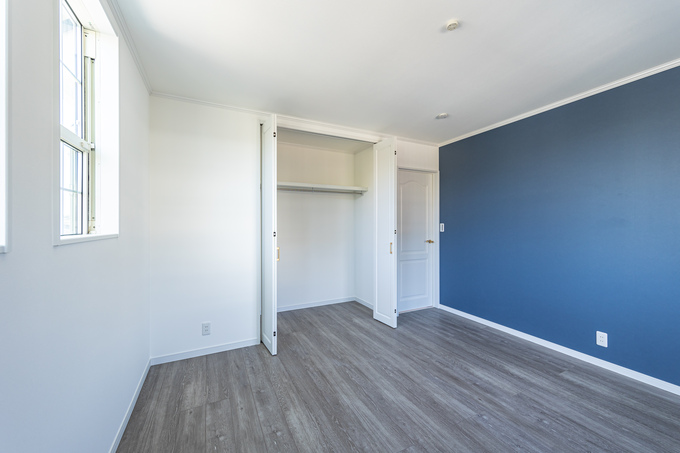 明るい窓から光が差し込む子ども部屋。広々としており、成長に合わせて家具配置がしやすい設計である。