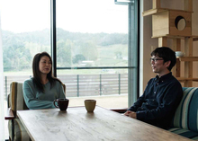 島根出身のご主人と新潟出身の奥さまが、仕事の関係で静岡へ。保護施設から引き取ったアル、モネとともに賃貸に暮らしていたが、もっと快適になればと新居を検討。現在は地域の班長を務めている。