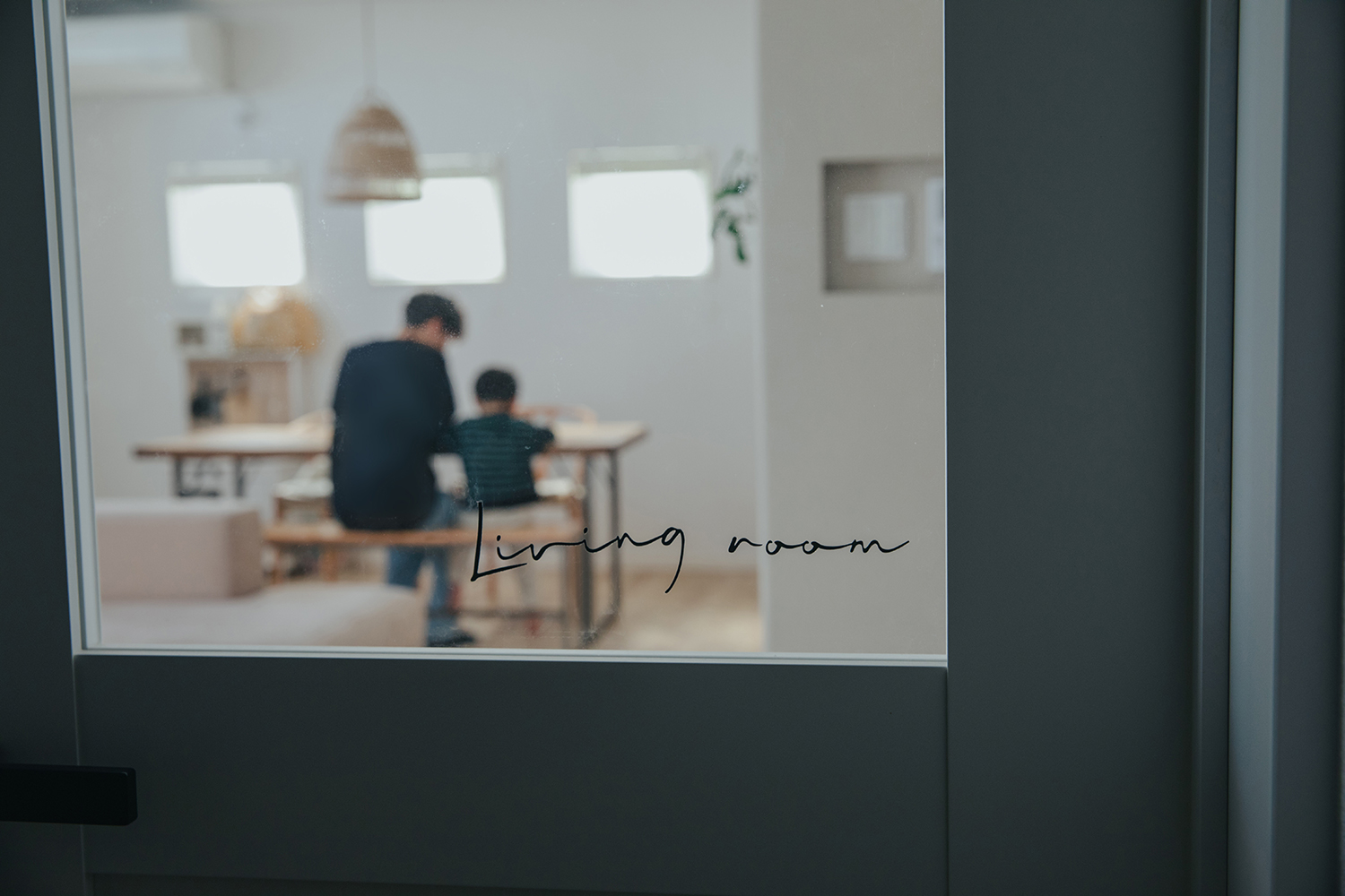 子育て安心住宅 Design Craft Office【デザイン住宅、子育て、間取り】玄関とリビングを仕切るドアからダイニングを眺められる