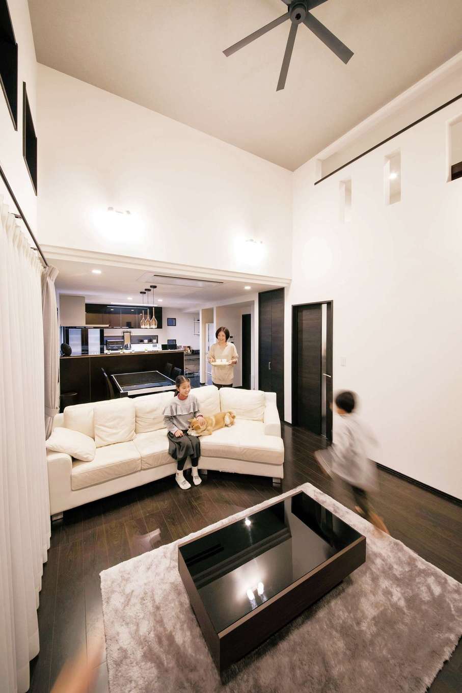 -delphi- デルフィ（藤井建築事務所） 【デザイン住宅、子育て、建築家】断熱性能がいいから、ビルトインエアコン１台で吹き抜けからスキップフロアを介し、２階の主寝室まで家中が暖まる