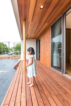 大きなウッドデッキは、昼間は子どもの遊び場。夜、子どもたちが寝静まった後は、夫婦でミニバーベキューを楽しむ大人の空間に。双子の長男と次女が大きくなった時には、家族でバーベキューを楽しむ予定