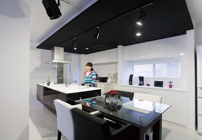 奥さまがどうしても欲しかったアイランドキッチン。スポットライトの照明は光の演出だけでなく、手元を明るく照らしたいときにも便利