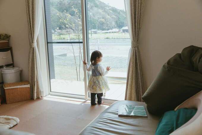 子育て安心住宅 Design Craft Office｜リビングの掃出窓からは天竜の山々を一望できる