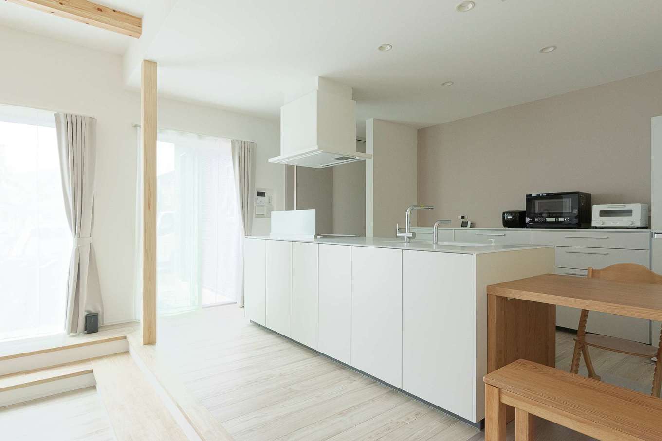 三和建設【デザイン住宅、子育て、間取り】リビング側のキッチン下はたっぷりの収納スペース。子どもの絵本やおもちゃがすぐに片付けられ、リビングがすっきり