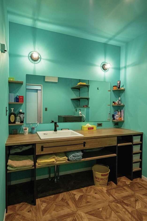 「女性陣のために広い洗面台を」と、ご主人が描いたイラストを元に造作された。随所に使われるマリンランプやトグルスイッチなど、パーツも丁寧にセレクト