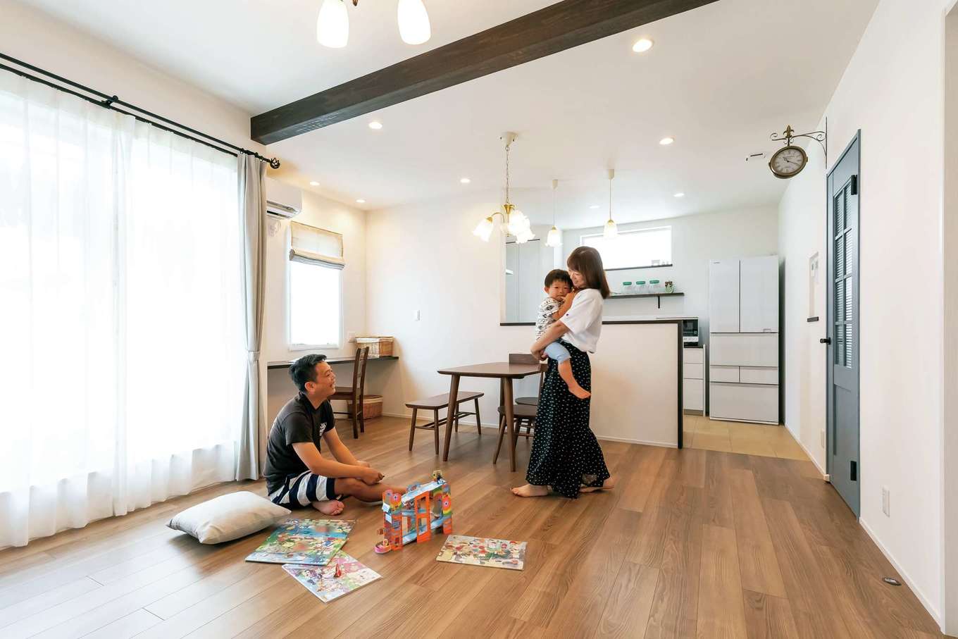 水野工務店【デザイン住宅、収納力、二世帯住宅】2階・子世帯のLDK。現しの梁に癒やされる
