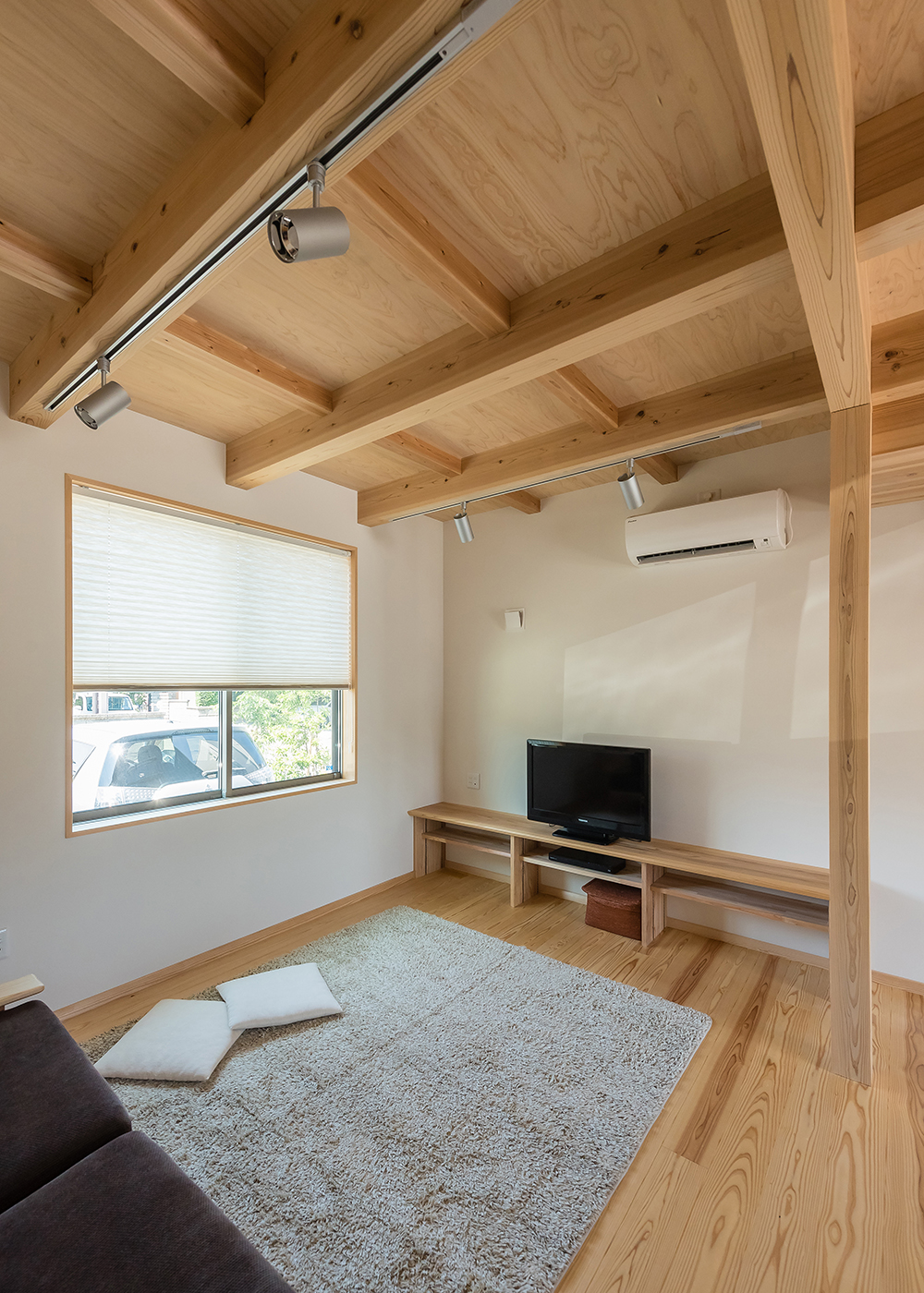 アクトホーム【収納力、自然素材、省エネ】リビングは照明の配置にもこだわった