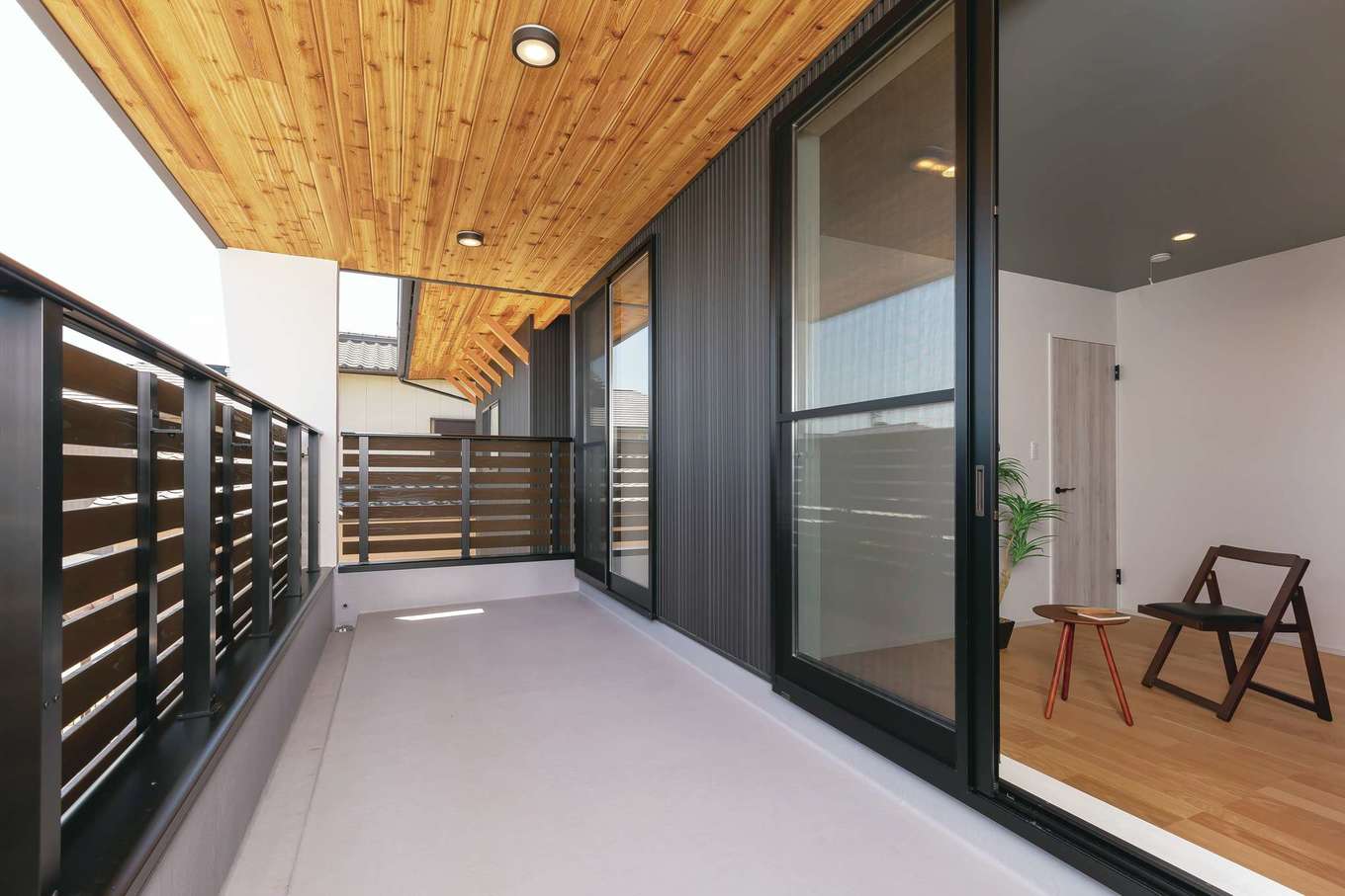 Gate air house/阿部住宅【デザイン住宅、自然素材、間取り】多用途に使える広いバルコニー。長くせり出した軒が夏の直射日光を遮り、冬は室内の奥まで光を届ける