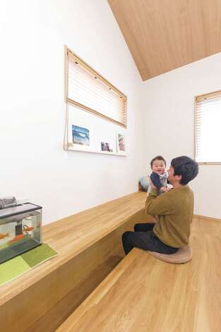 3人の子どもが横一列に並んで勉強できる造作カウンター