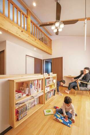 ロフトのある2階ホール。壁面を活用した造作の本棚で、ライブラリーコーナーや、家族のセカンドリビングにと活躍する