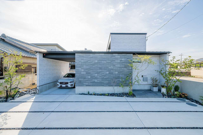 『アーキテックス』らしいシンプル＆モダンな外観デザイン。石張りの壁がアクセントに。駐車場から玄関まで濡れずにアクセスできて便利