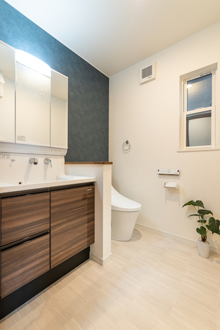 ゆとりあるスペースを確保したトイレ。将来のことを考えたバリアフリー仕様