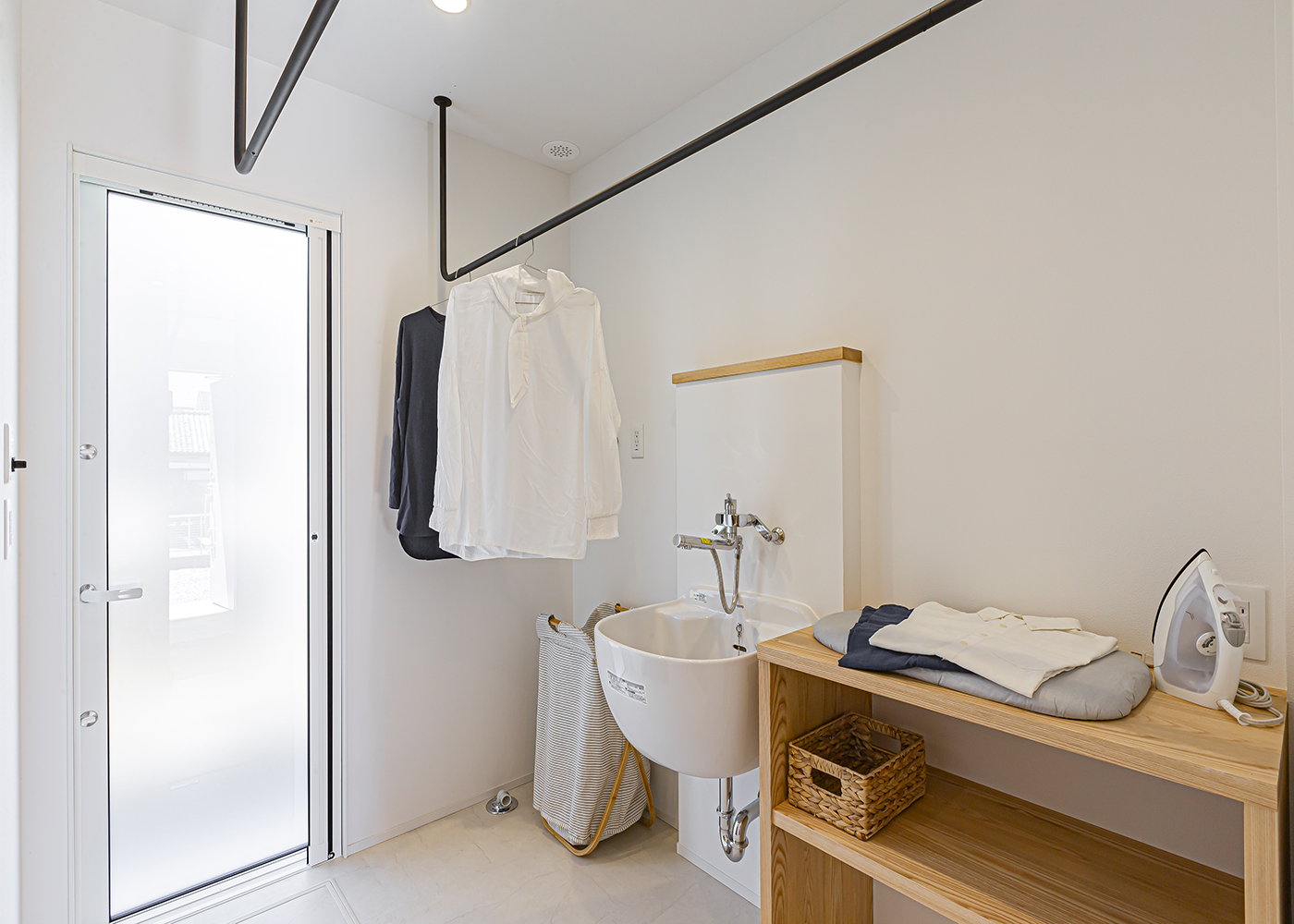 ARRCH アーチ【デザイン住宅、間取り、建築家】玄関からすぐ行けるランドリーは、家事カウターと室内干し、スロップシンク付きで、洗濯物を洗う・干す・アイロンをかける・たたむという一連の作業が1か所でできる