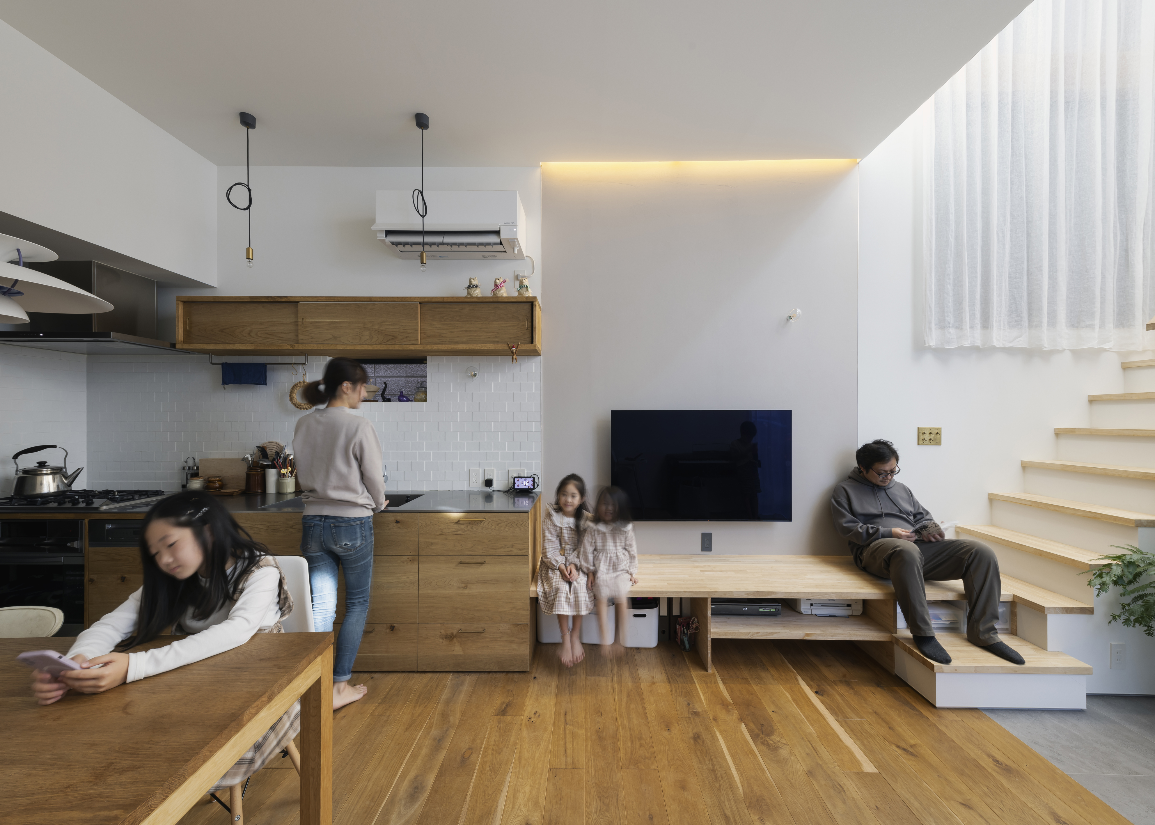 NATUREスペース【狭小住宅、建築家、スキップフロア】造作のキッチンは奥さまのお気に入り。TV台は階段と一体となり、ベンチとしても使える