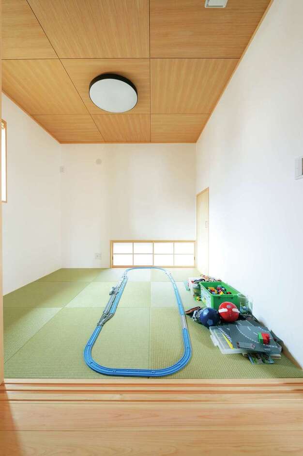 地窓のある和室は琉球畳と合わせた天井が個性的