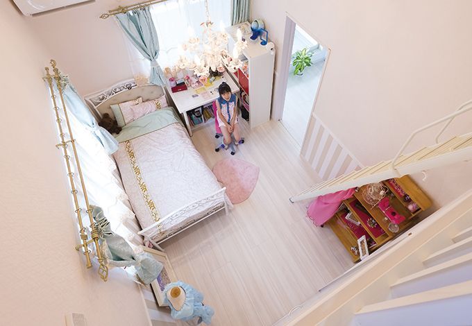 お嬢さまが選んだ照明やカーテンレールで、かわいらしくまとめられた子ども部屋。希望したロフトもついて大満足